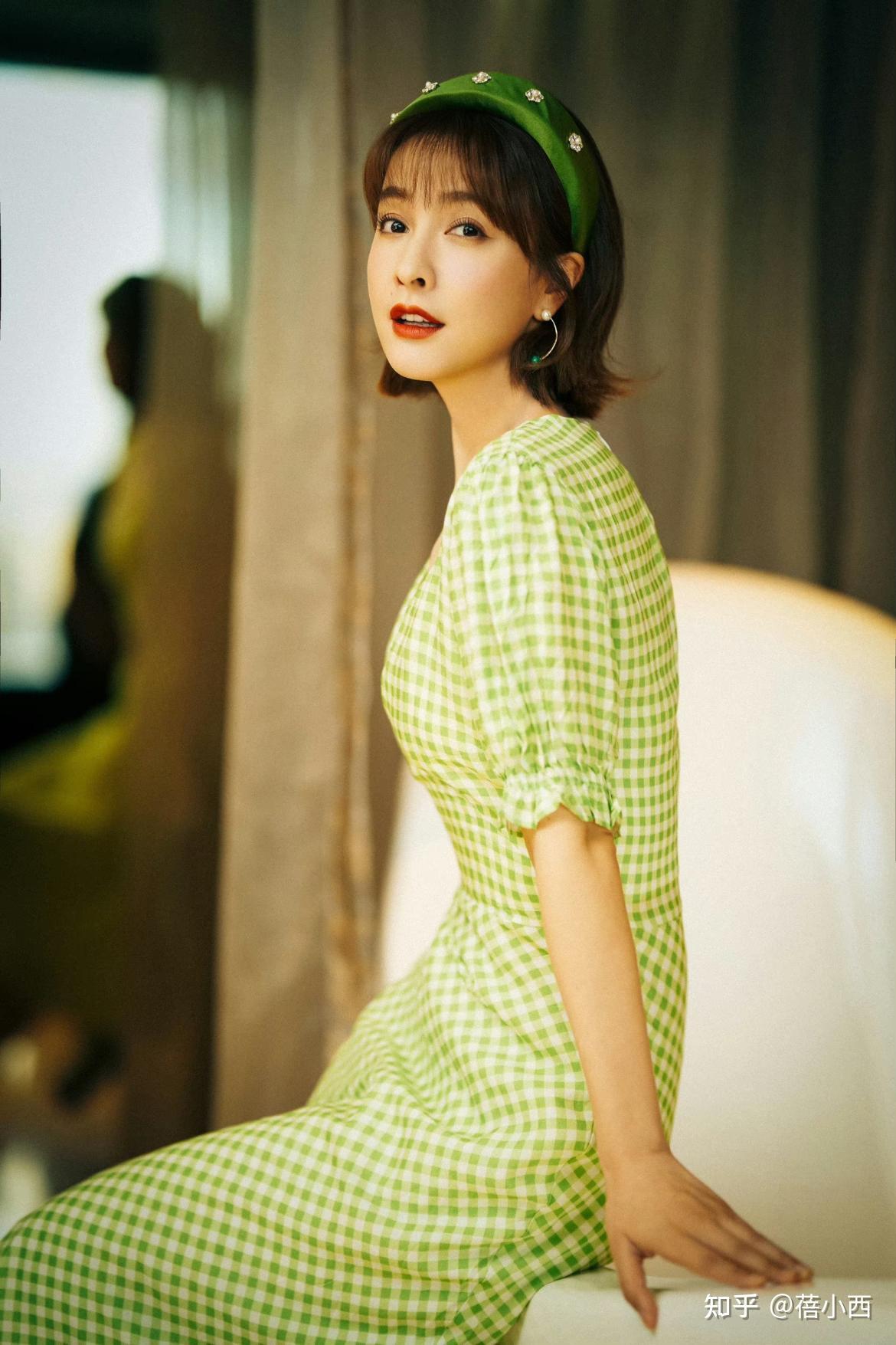 吴昕衣品真的越来越好,穿绿色格纹裙清新脱俗,完全看不出40岁! - 知乎