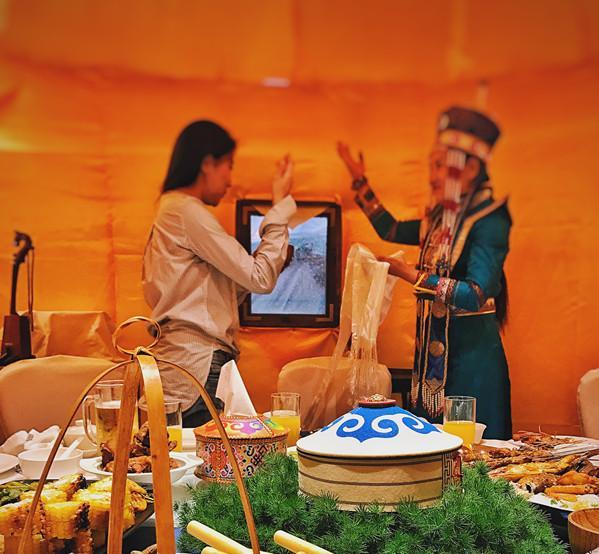 好客主人如果留你吃饭,主人敬酒时要接过来,否则是对主人不敬,接酒后