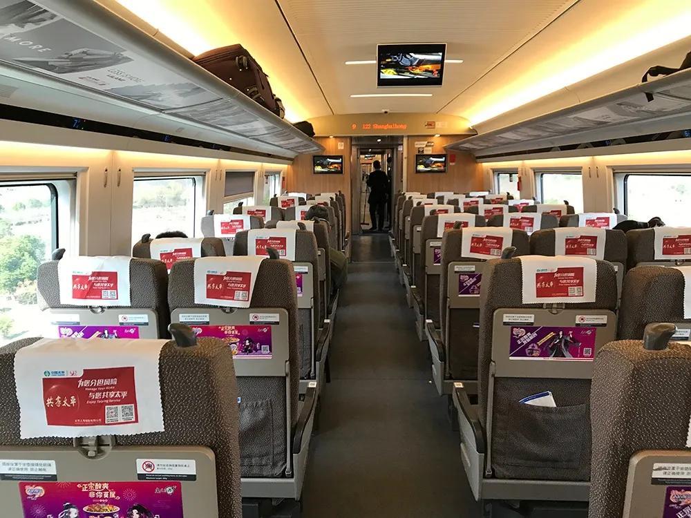 我坐的9号车厢是餐车改造的,缩减了40个座位,坐了1/3的人我在的餐车是