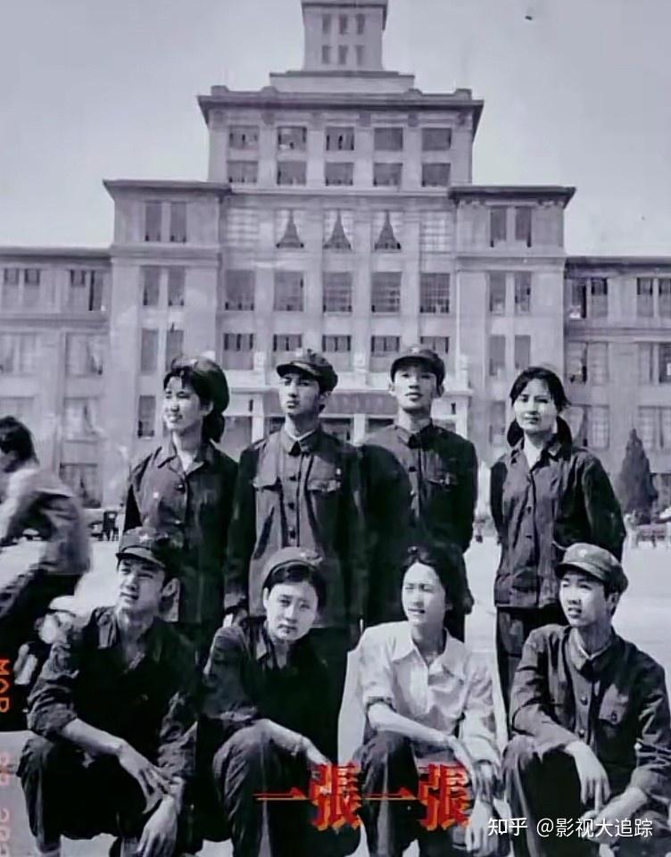 张凯丽晒43年前战友照,明眸善睐的少女,抱臂拍照初现霸气性格