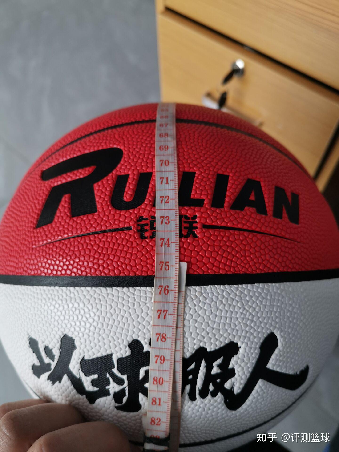 球迷朋友喜欢重点大点的篮球还是喜欢轻点的篮球呢