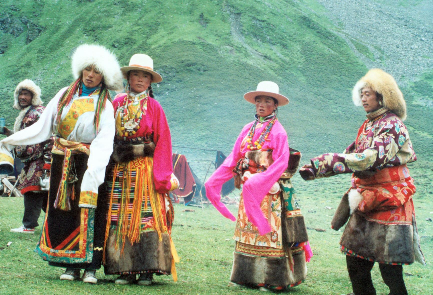 西藏服饰之美，独具魅力_楚巴