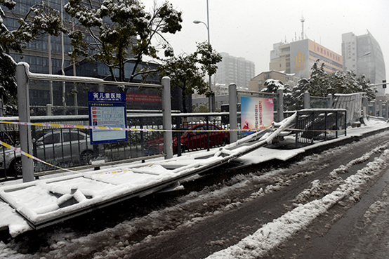 21z02合肥市望江路公交站台倒塌事故始末