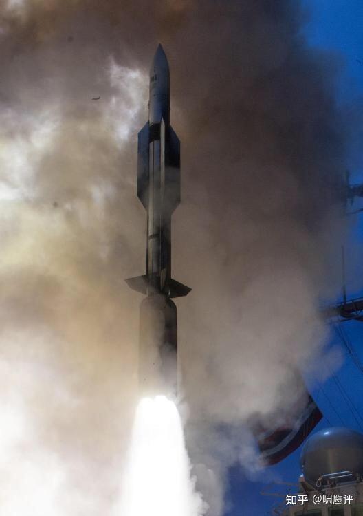 两艘022w从其他方向发动突袭,在进入敌水面舰艇两百公里侦察半径之后