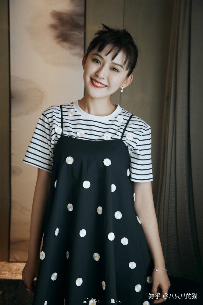 土气李水花终逆袭热依扎录节目叠穿条纹衫美成时髦辣妈