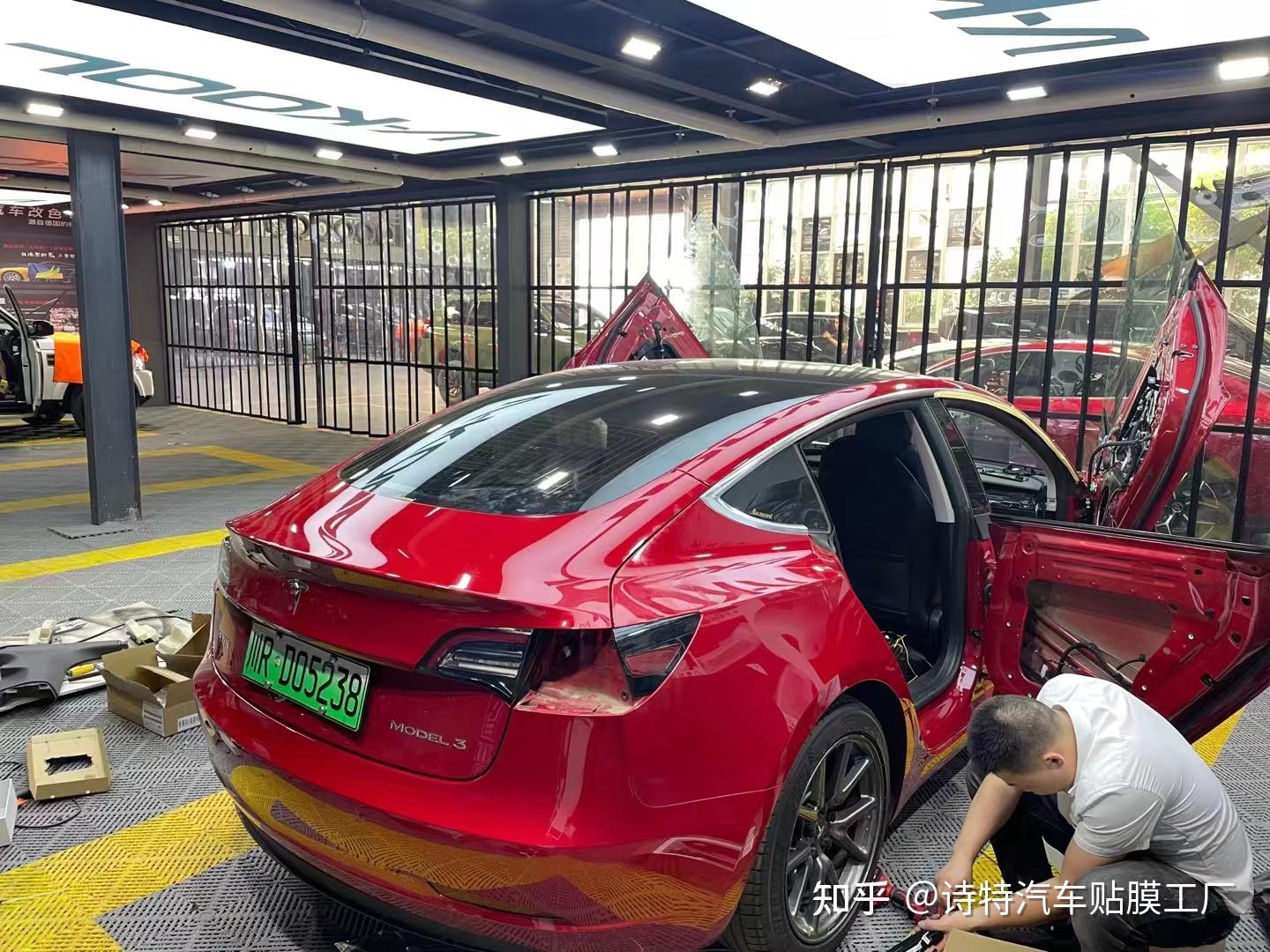 给特斯拉装了个剪刀门是不是很拉风