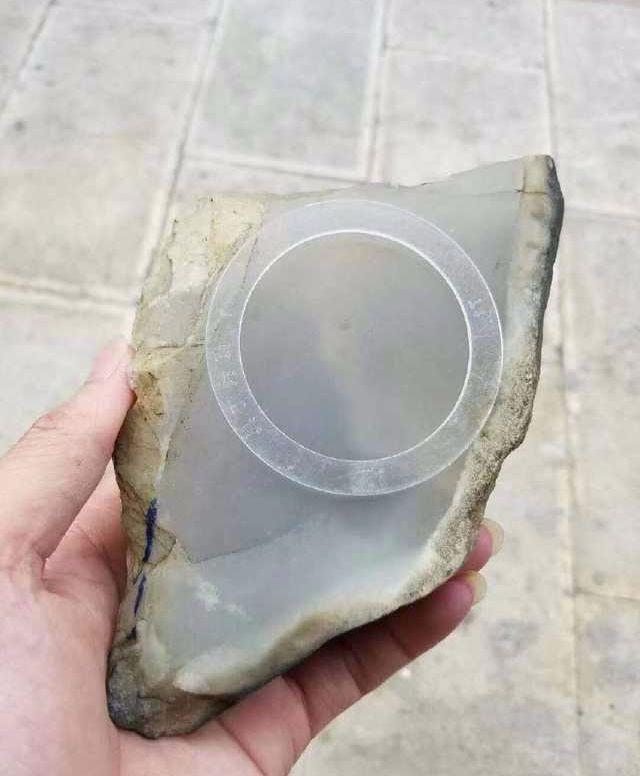 8千买的木那翡翠原石切开高冰有裂难道是食之无味弃之可惜