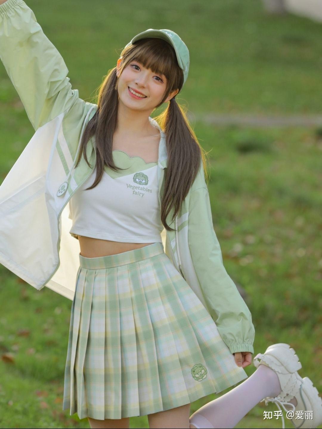 元气少女绿色格裙