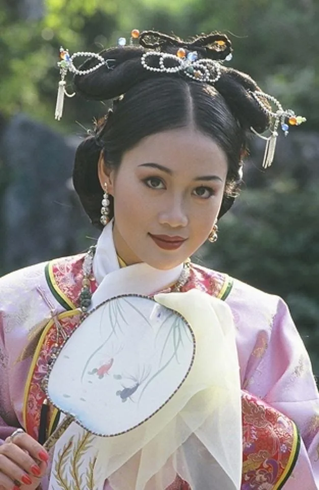 可以说,92年以后的古装,基本都被梁小冰一个人承包了.