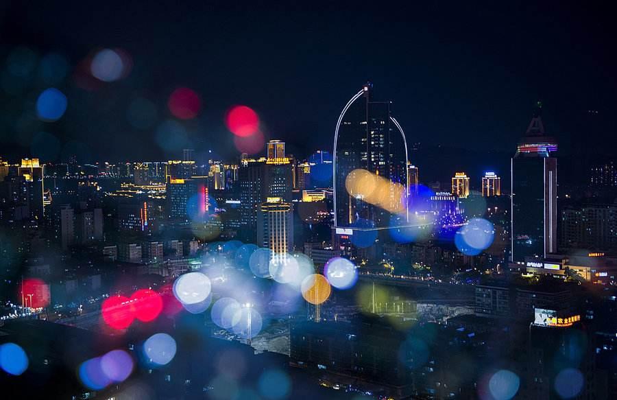 多亮97秒的绿灯彰显的是城市温度