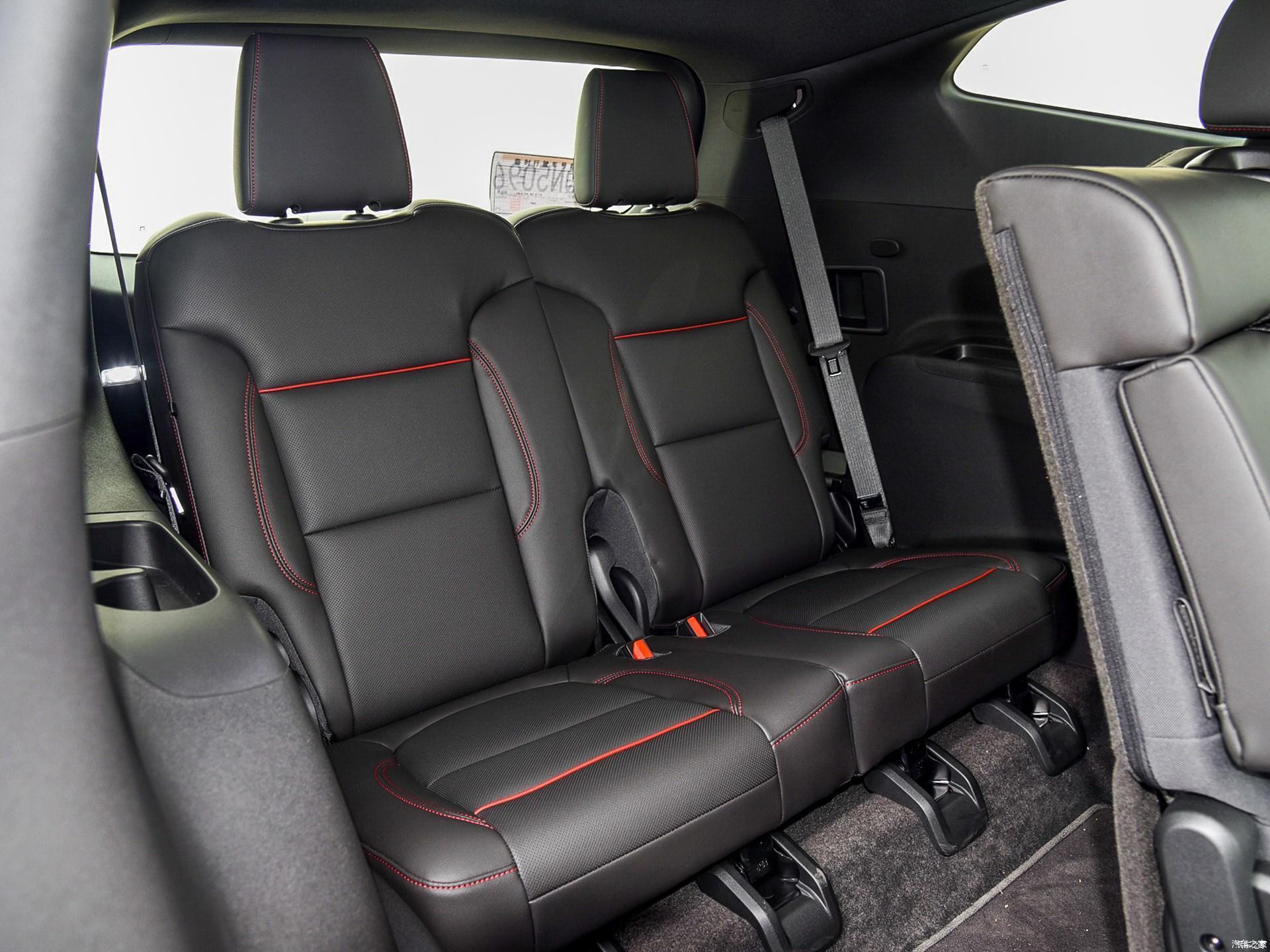 轴距上比大指挥官长了63毫米,所以在乘坐空间方面开拓者具有一定优势