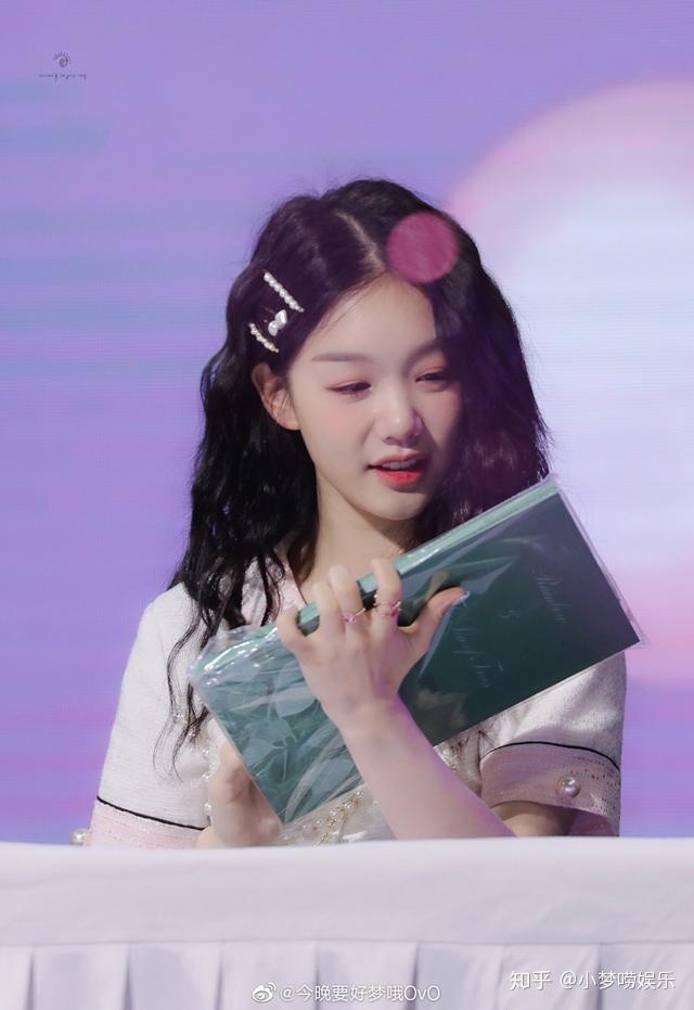 而作为女团成员的徐梦洁,其本身学历也并不低,上的大学也是杭州师范