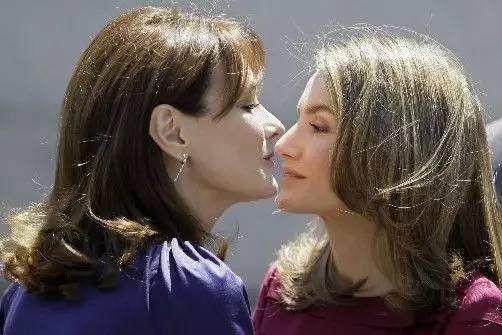 法国前总统夫人carla bruni正在和西班牙王后letizia行贴面礼carla