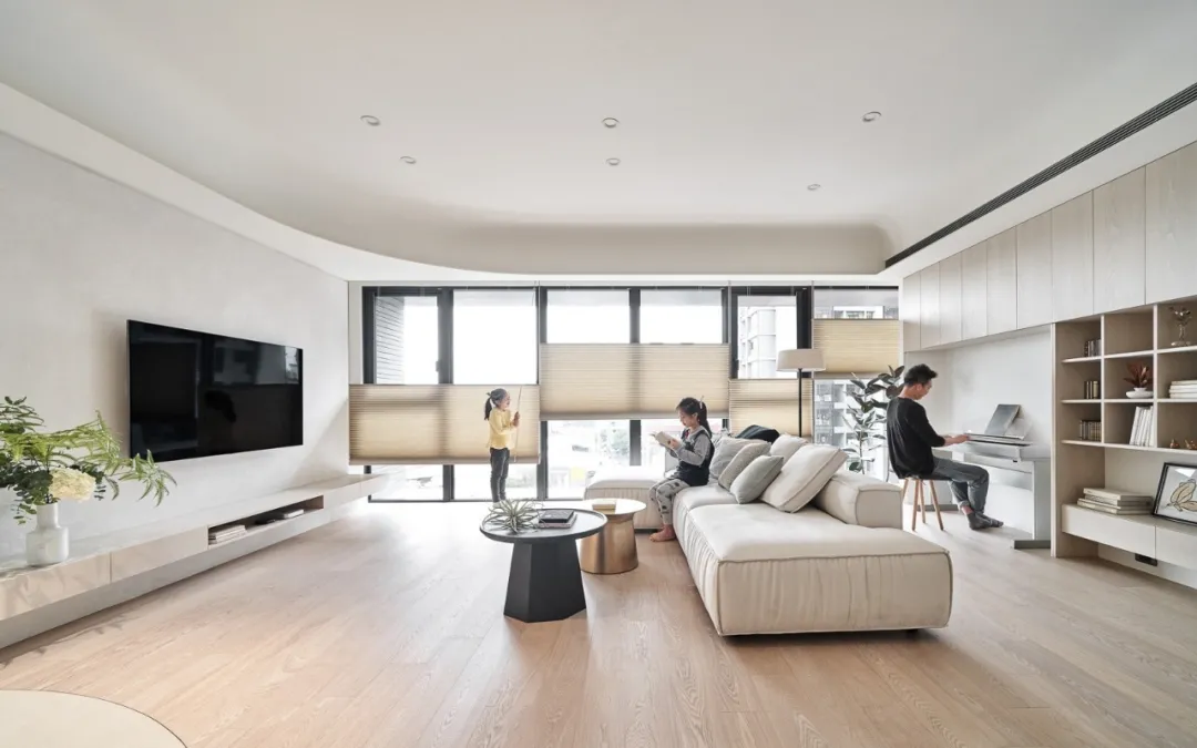 进深:客厅从南到北的距离;面宽:客厅从东到西的距离