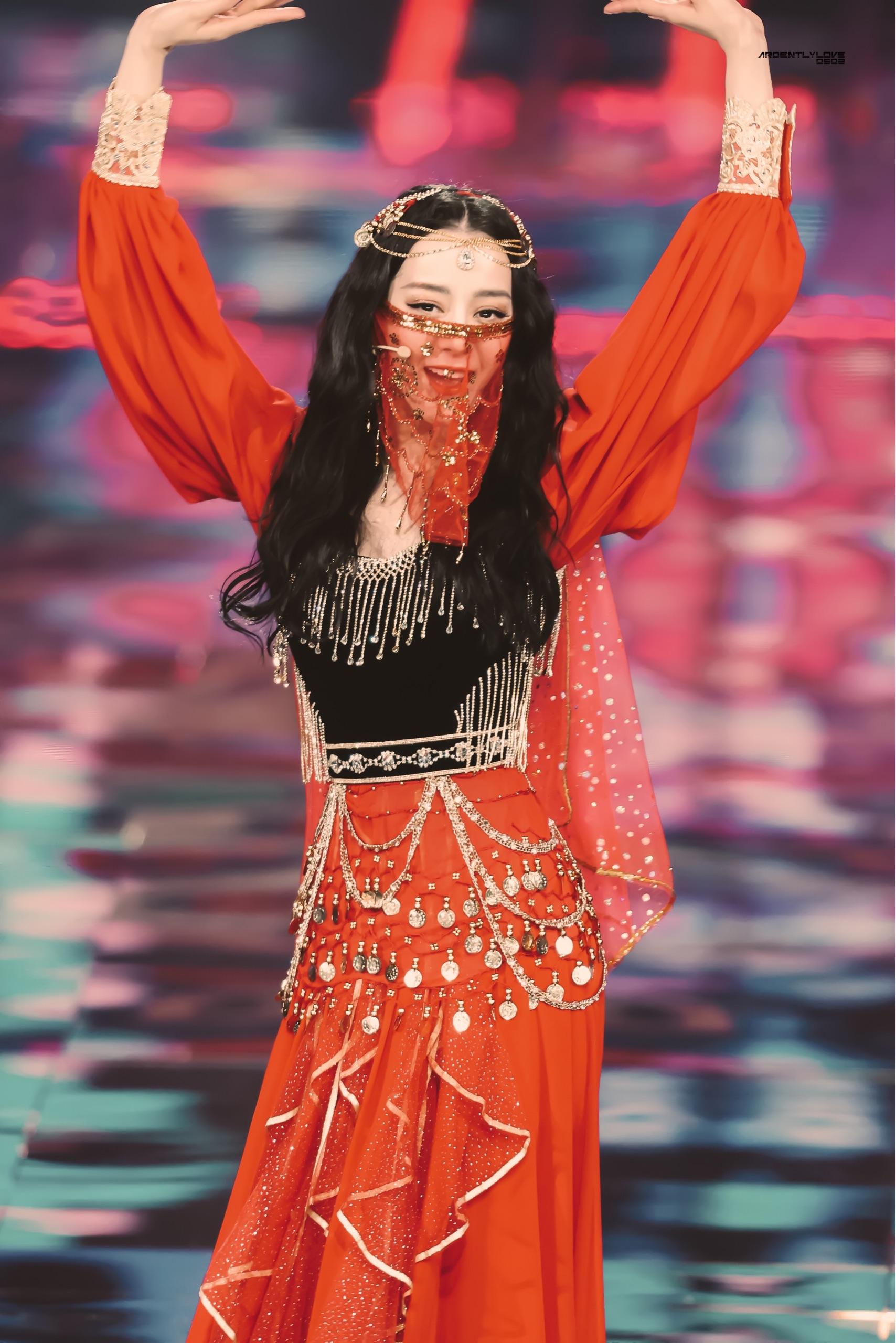 如何评价迪丽热巴的2020东方卫视跨年舞台