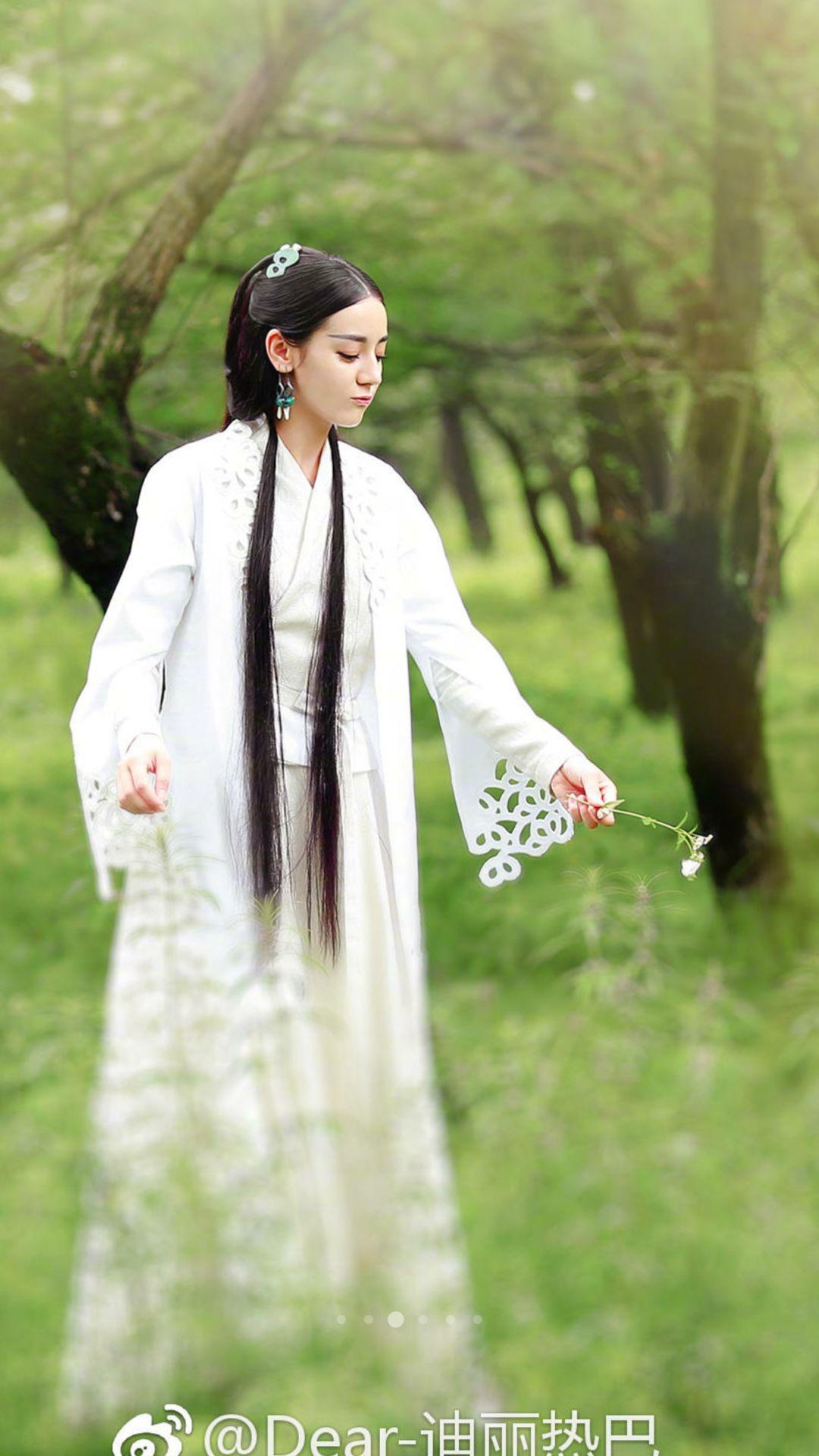 哪里可以全方位关注迪丽热巴动态,比如抖音之