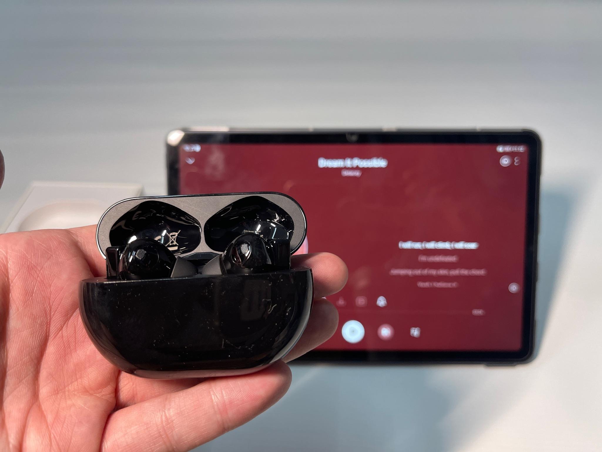 华为freebuds pro主打降噪和音质,属于入耳式旗舰耳机