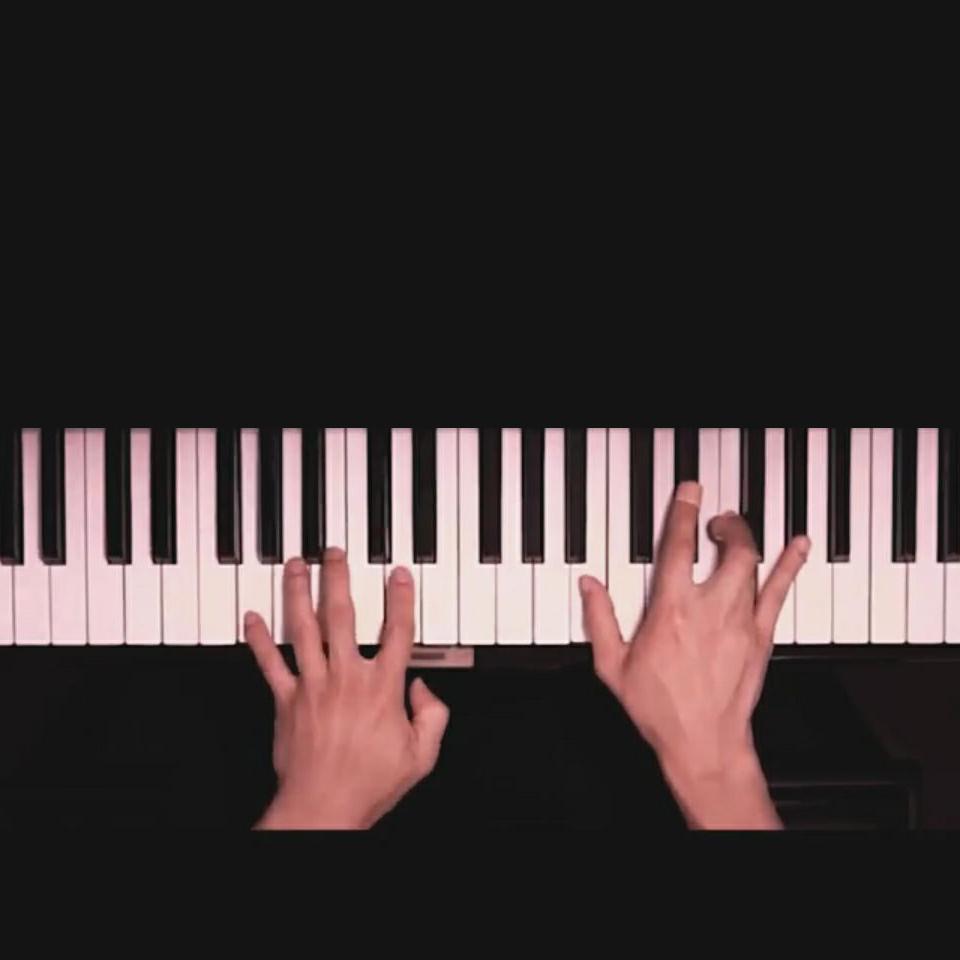 PS如何做到钢琴的镜像效果?