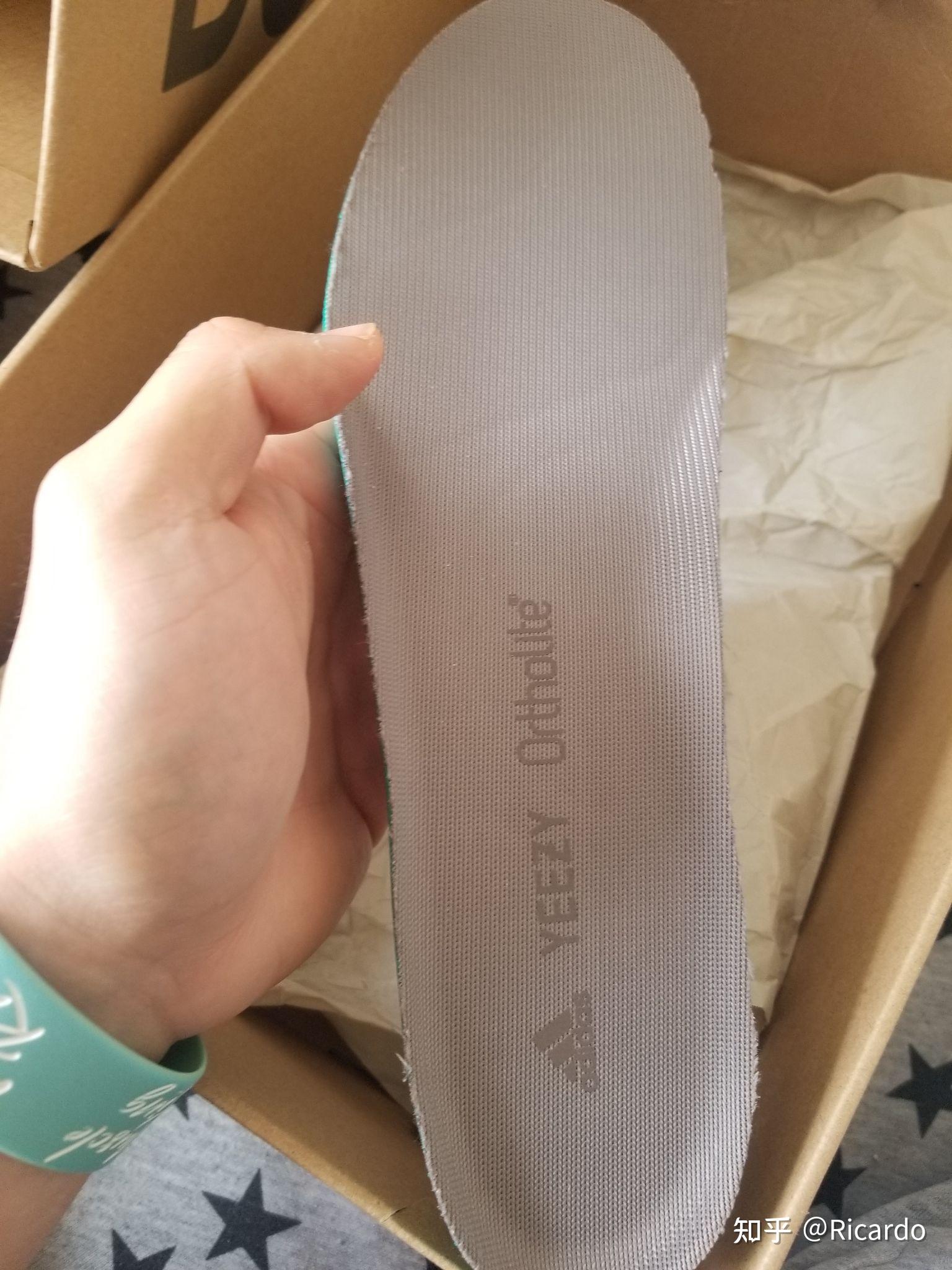 求帮忙鉴定yeezy700v2晶洞宝藏没找到鞋盒钢印感谢