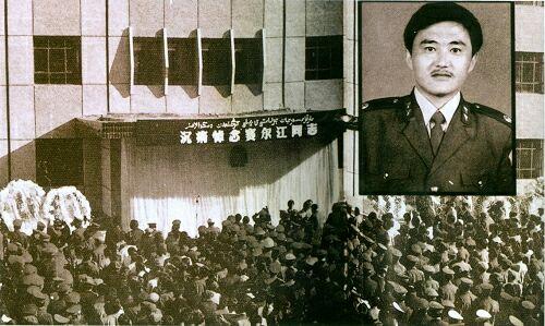 英雄民警赛尔江 "一位哈萨克族民警,为了救一位汉族干部,与歹徒奋勇