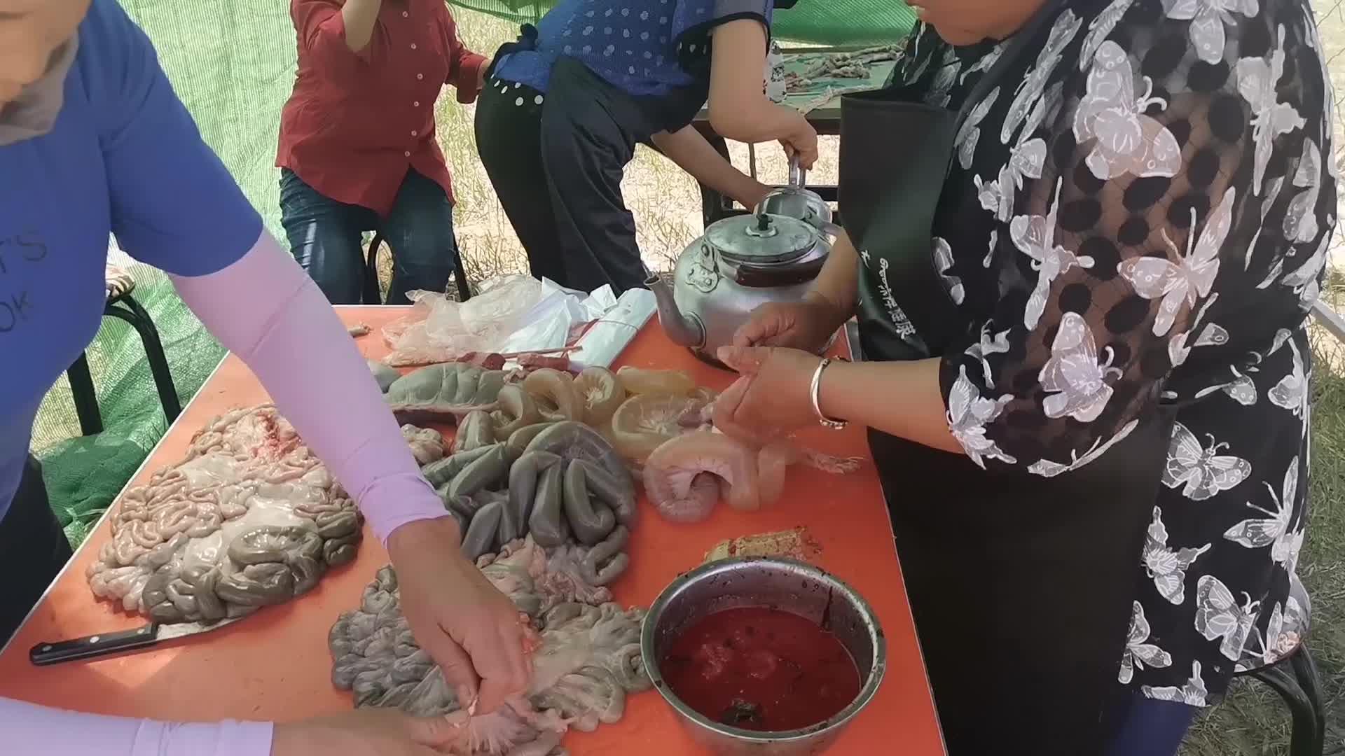 草原女汉子杀羊图片