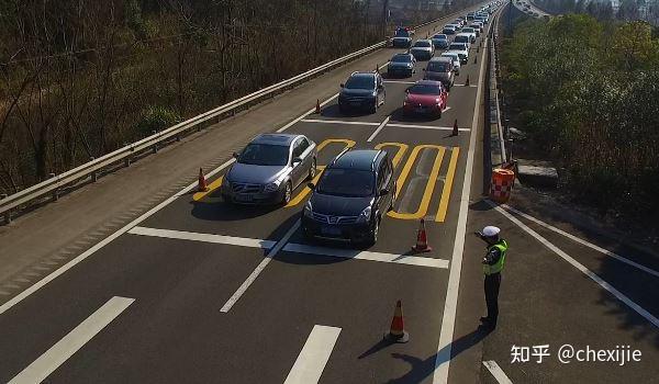 频繁变道的危害有哪些?正确变道要求标准是什么? - 知乎