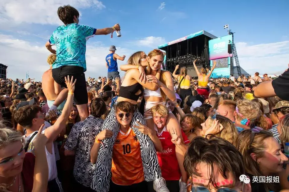 避孕套毒品新冠阳性试纸英国10万人狂欢后满地垃圾