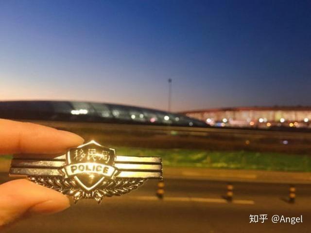 北京边检民警佩戴新胸牌上岗边检换成移民局