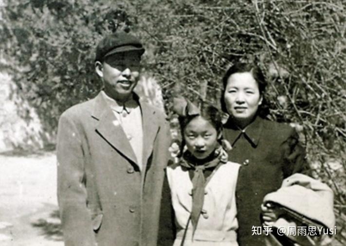 郑律成与妻子丁雪松,女儿郑小提合影除了上面提到的儿歌外,还有亨多