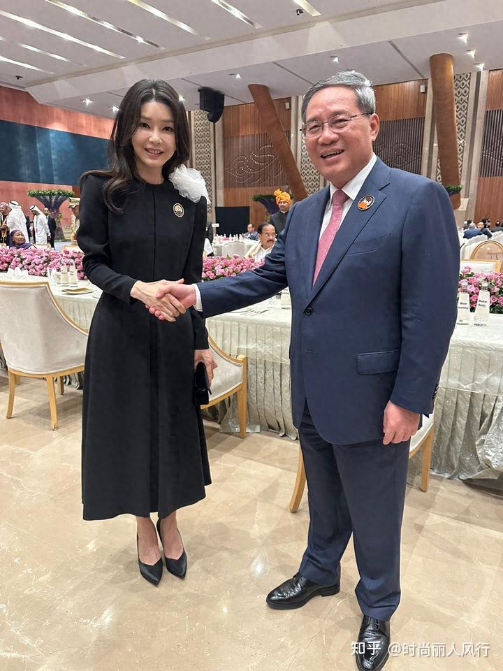 印度g20峰会晚宴!韩国夫人穿小黑裙肩上戴白花,日本夫人穿纱丽 - 知乎