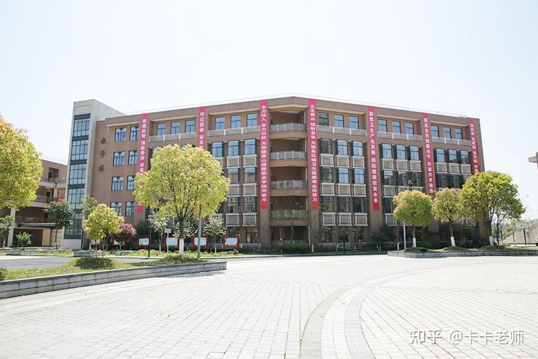 黄山健康职业学院坐落于被誉为"天下第一名山"的.