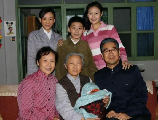 《金婚》里的"佟多多",出道20年洁身自好,嫁圈外老公好幸福