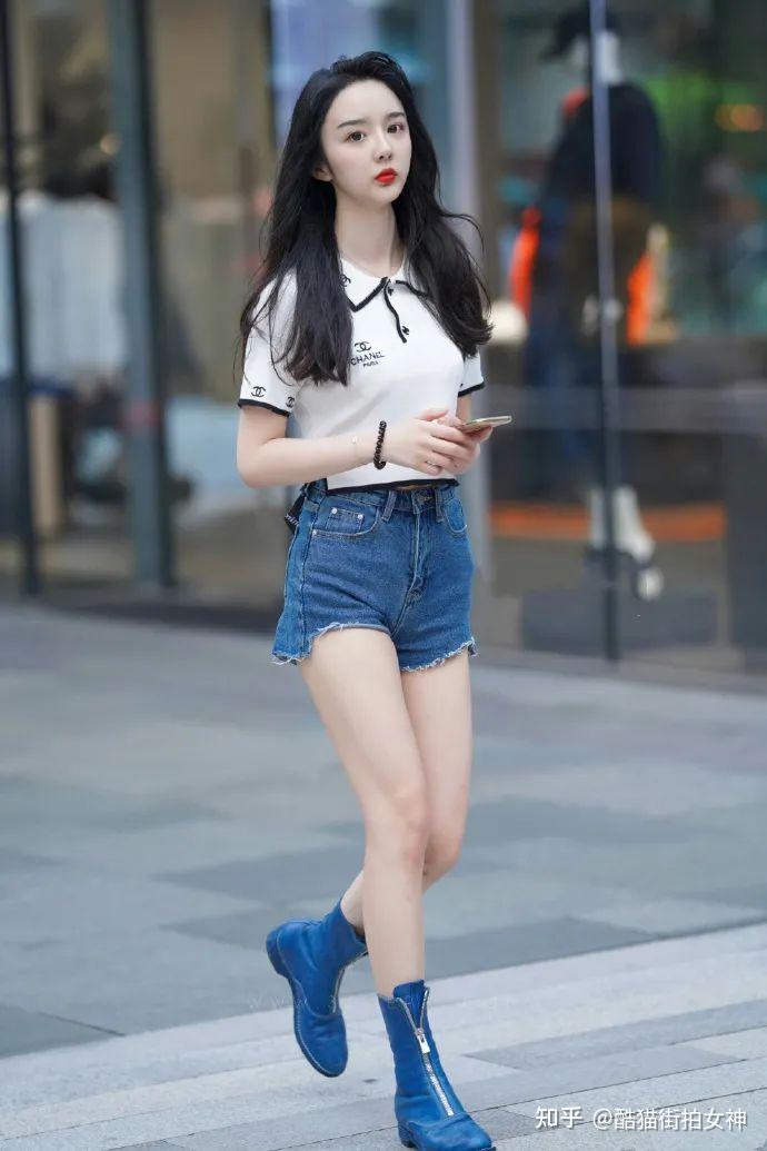 街拍女神牛仔热裤蓝色皮靴的漂亮女生