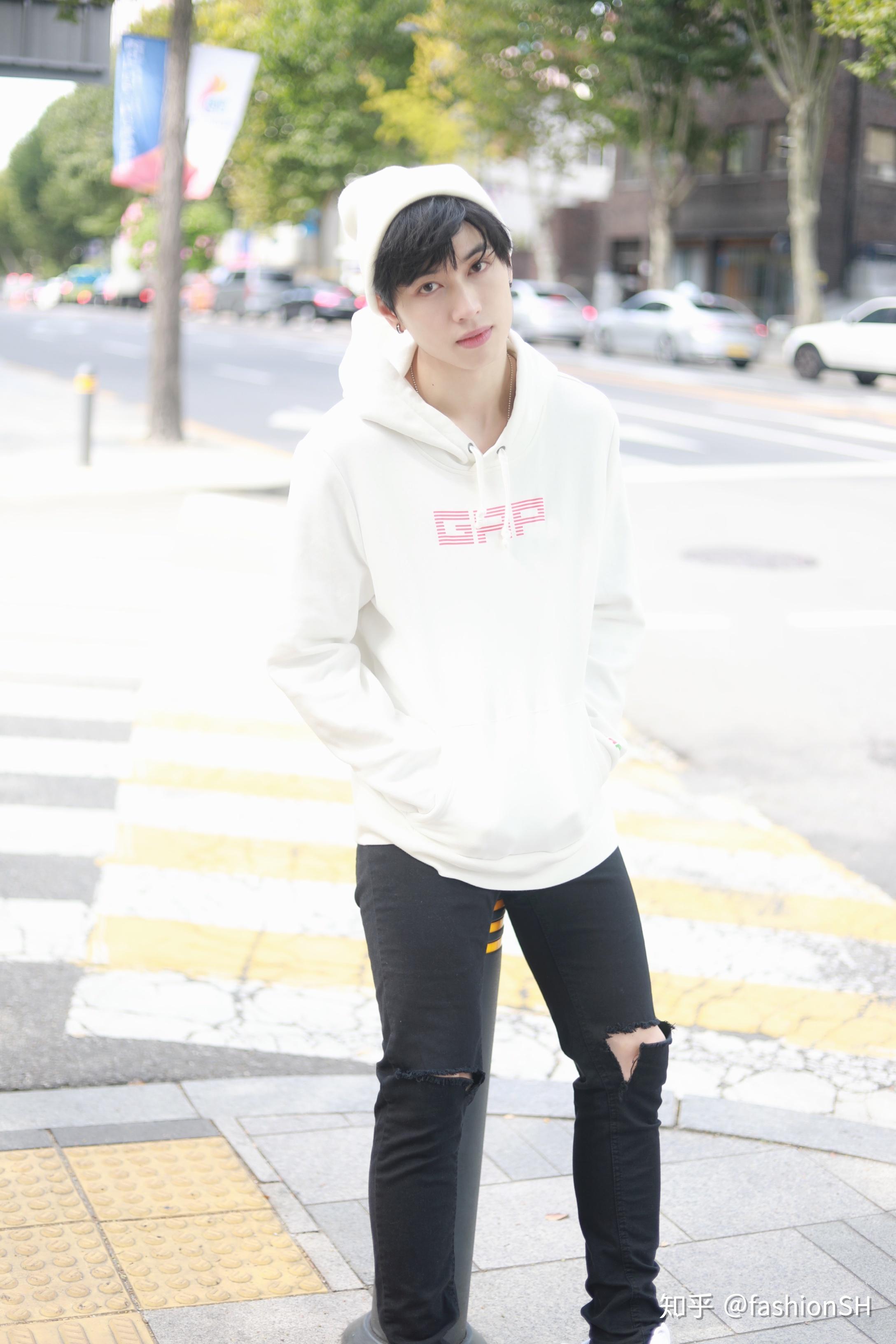 aj赖煜哲身穿gap 50周年 × 摩登天空mvm & 草莓音乐节联名系列卫衣