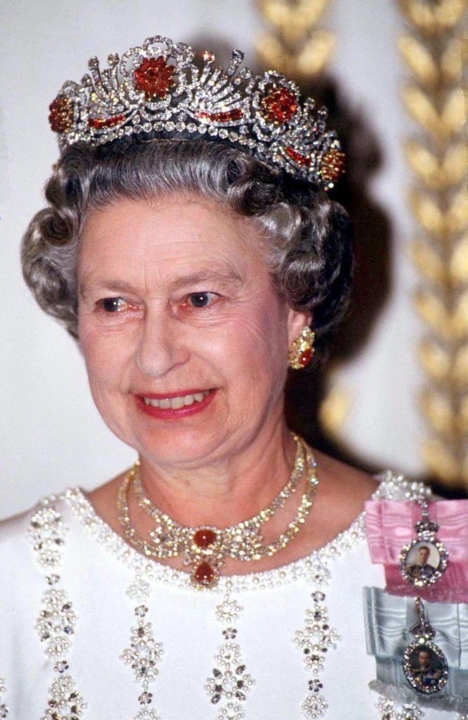 除了彩虹穿搭,94 岁英女王还拥有这些堪称惊世之作的绝美皇冠!