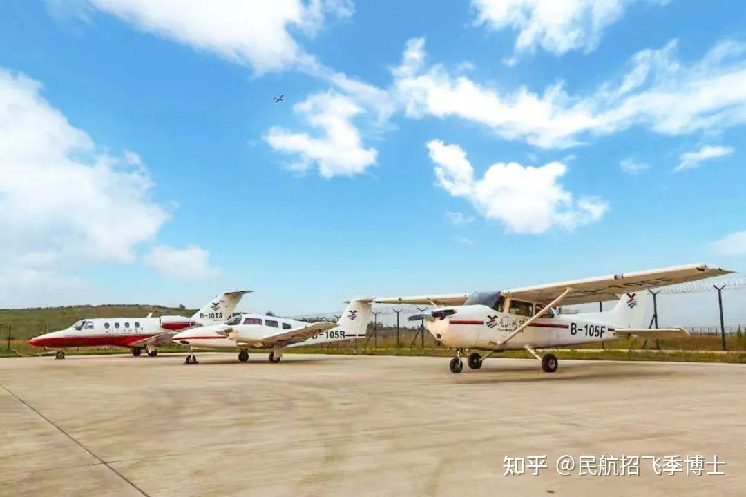 我公司受航空公司委託現面向全國招生2023年度自費飛行學員30名,理論