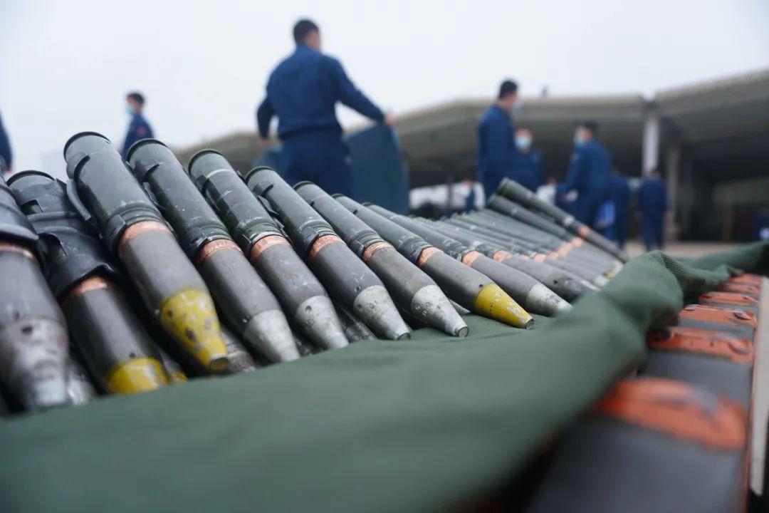 仅此1家威武霸气的武装直升机航炮装弹比武来了