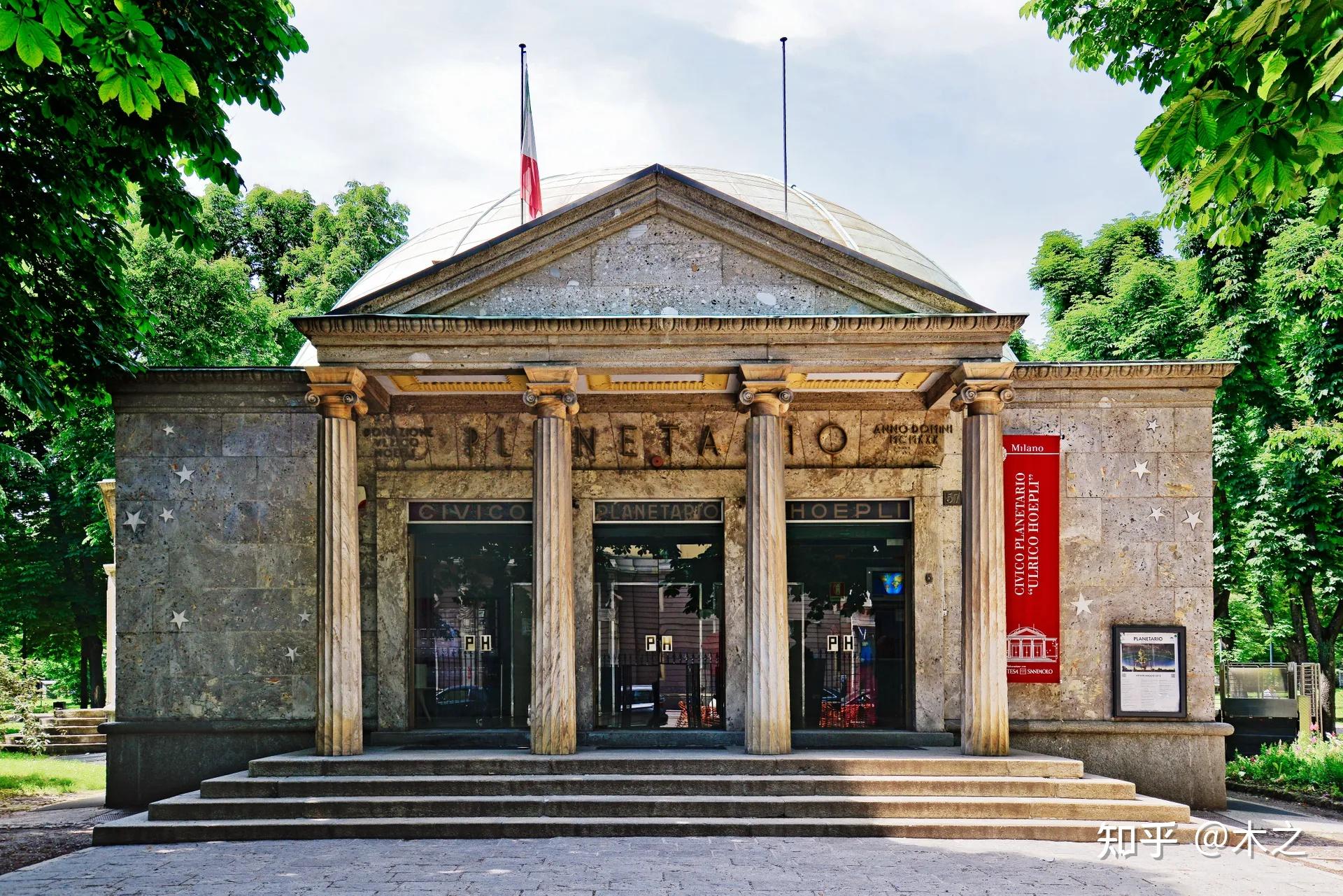 圣安布罗焦大教堂于公元 379 年由圣安布罗焦(米兰的守护神)建立,是该