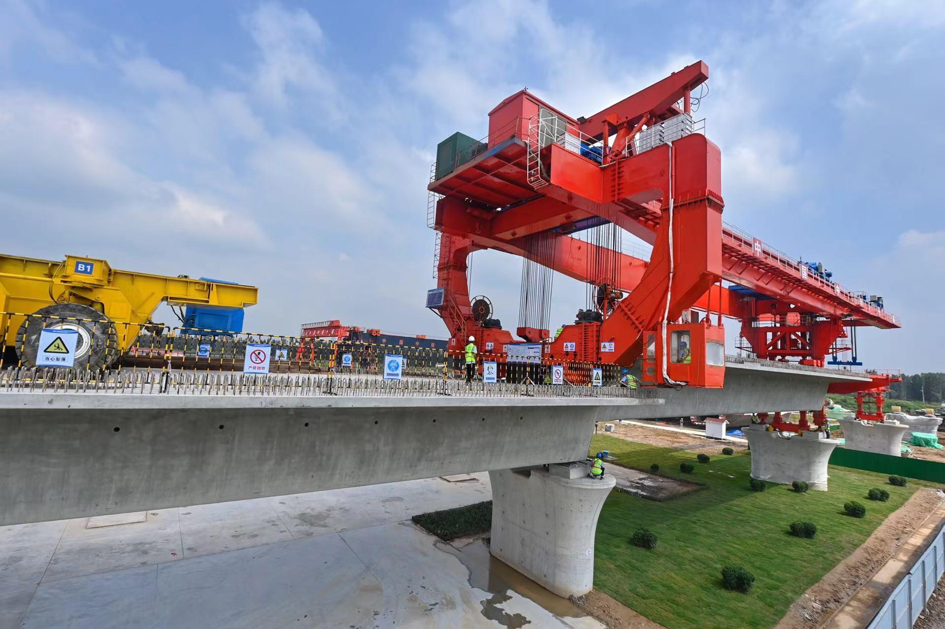 雄商高铁全线首榀箱梁顺利架设