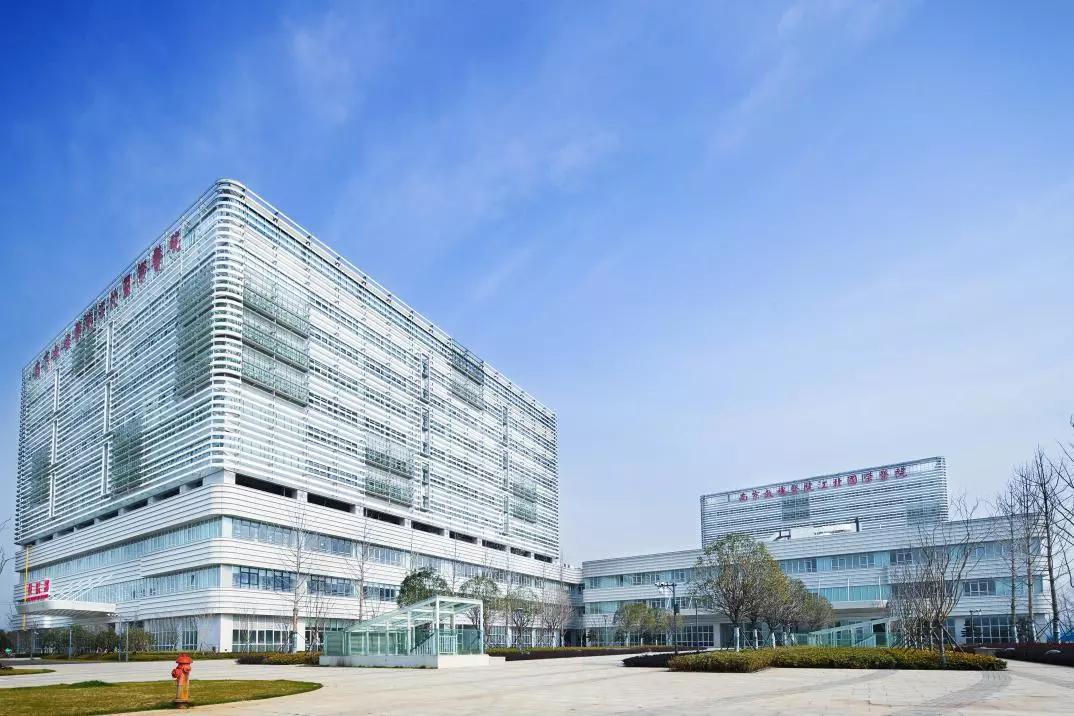 医疗方面,周边聚集了南京鼓楼医院江北国际医院,国际健康城,江苏省