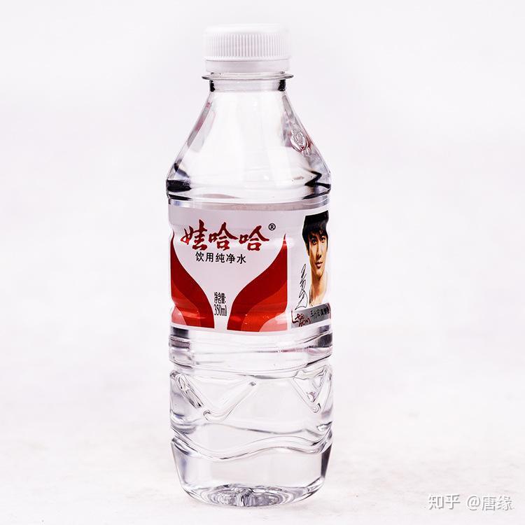 我很喜欢的一个矿泉水品牌是娃哈哈的"纯真年代",虽然已经好几年没在