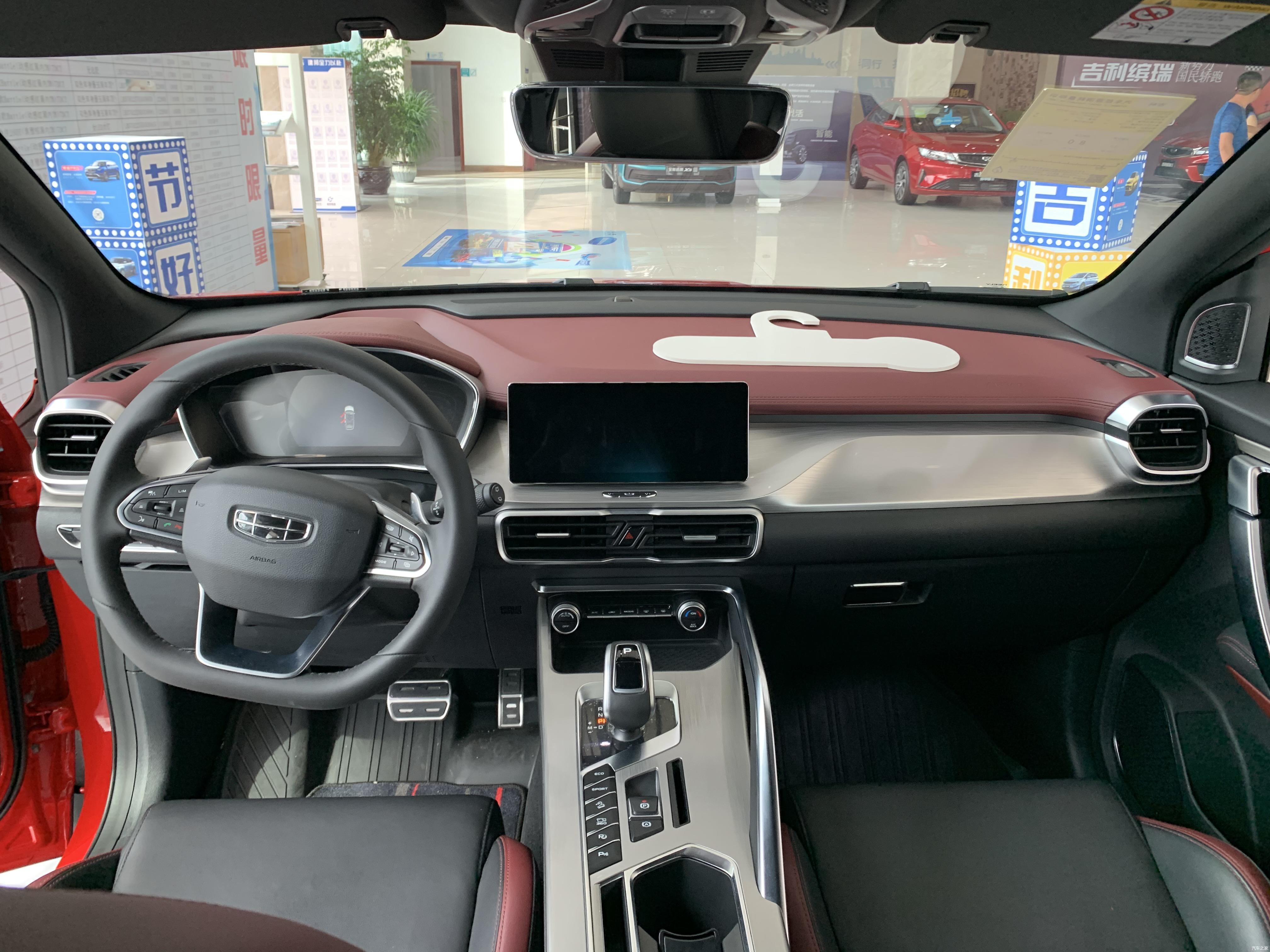 到店实拍吉利缤越小钢炮suv了解一下