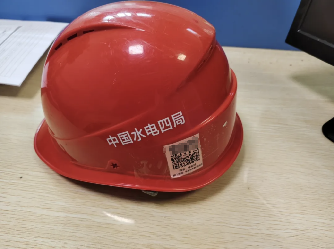 Safety helmet with QR code