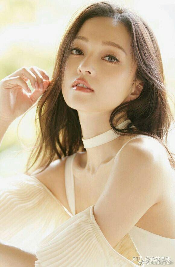 漂亮的外表,具有穿透力的歌声.