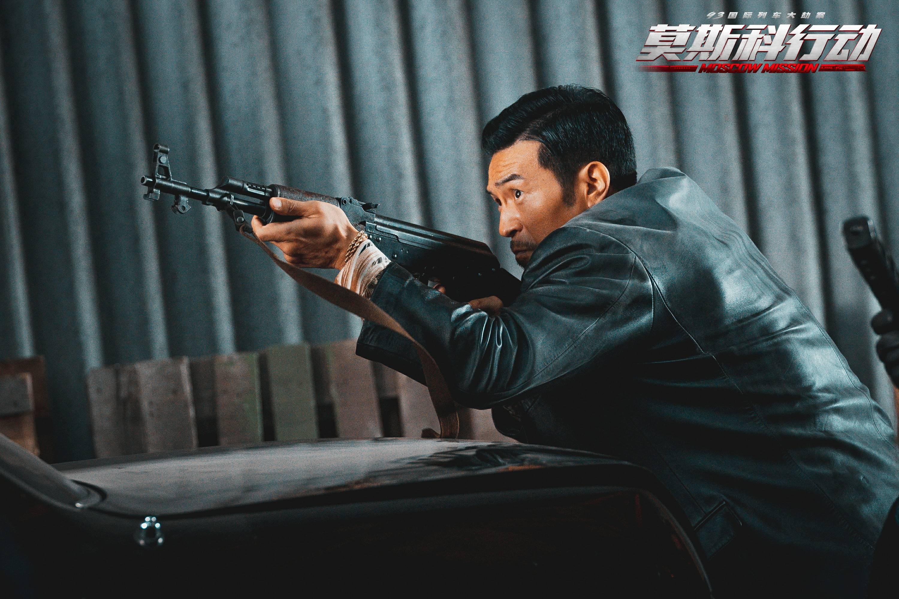 军:雄兵出击》中纪焕博饰演一身正气的志愿军38军113师政委"于敬山"