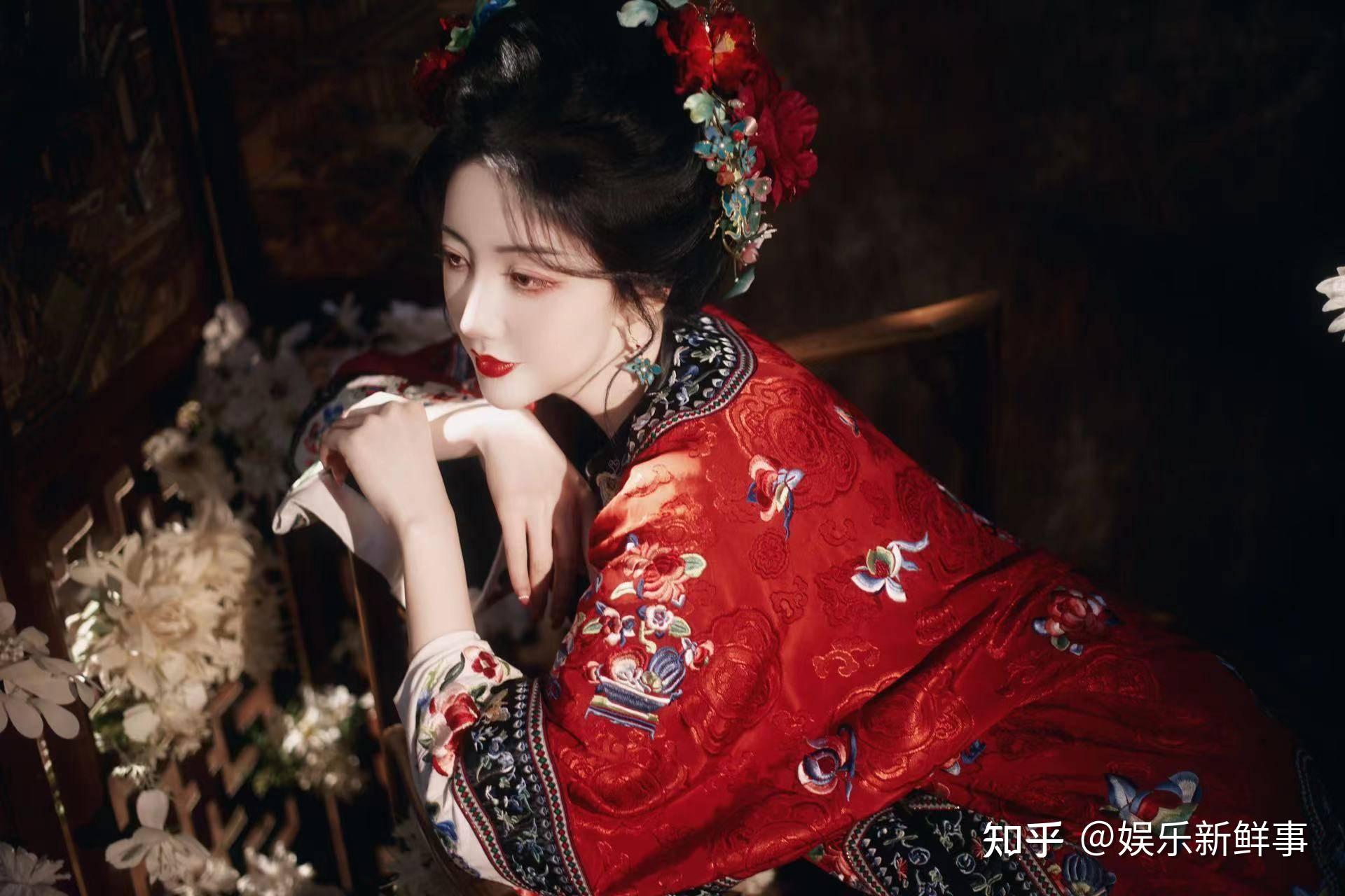 陈欣予清汉女红装造型曝光溢出屏幕的小妈气质