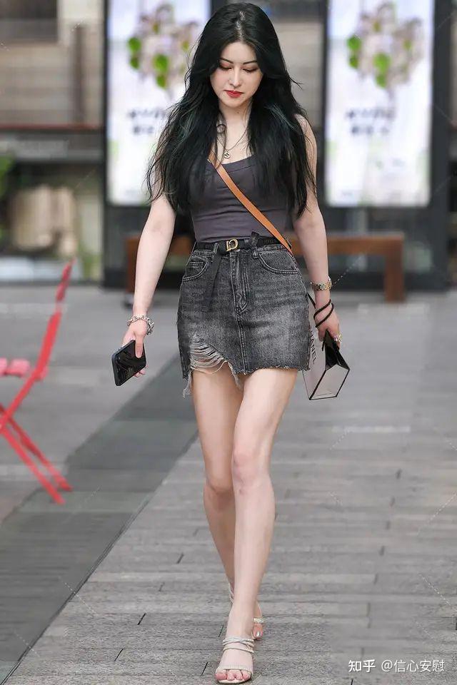 牛仔短裙小姐姐