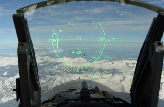 战斗机的抬头显示hud是怎么做到跟实际画面互动的?