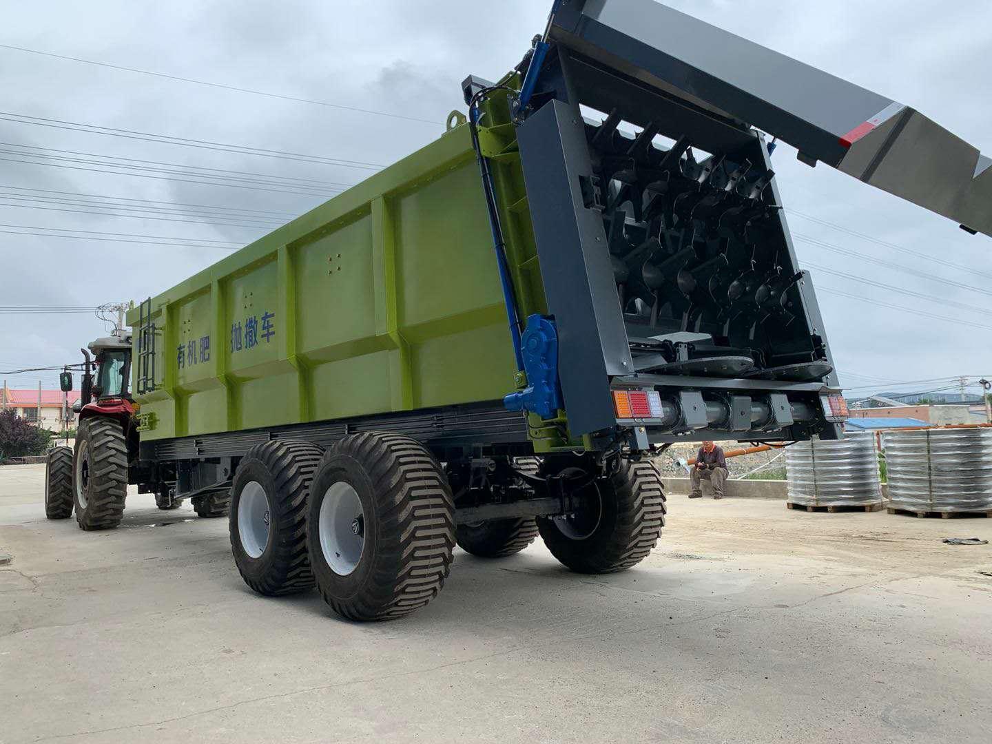 雨林大型田间行走双桥双轮胎撒粪机撒肥车