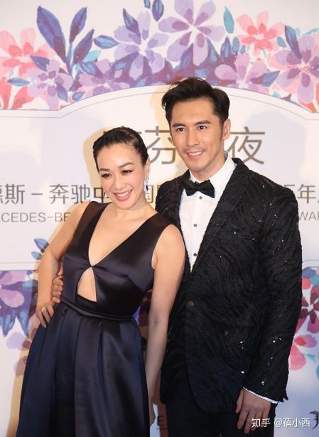 钟丽缇张伦硕又高调了穿低胸连衣裙中间镂空有点肉才能撑得住